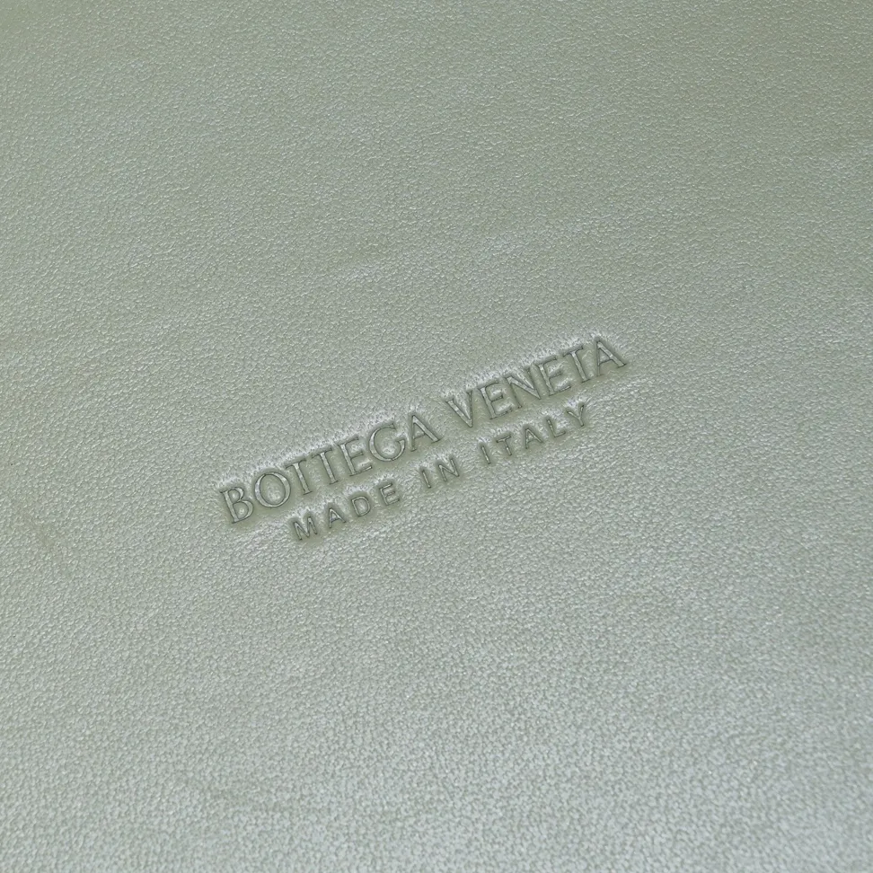 What can you put in Bottega Veneta’s new bowling bag? Have you got the new bowling bag? Super large capacity ~ The key is low-key, simple and casual style ~ the fashion sense is not reduced at all. It combines BV's classic woven elements and can also be used for computers. The length of the shoulder straps can be adjusted. It is suitable for tall girls to carry. Boys also have a sunny back☀️ Style number: 7466# Size: 28*21*16